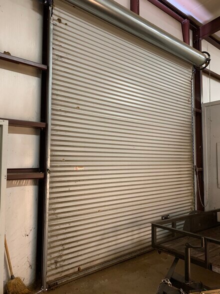 More Photos Of 5424 W Oak St, Palestine Showroom For Lease