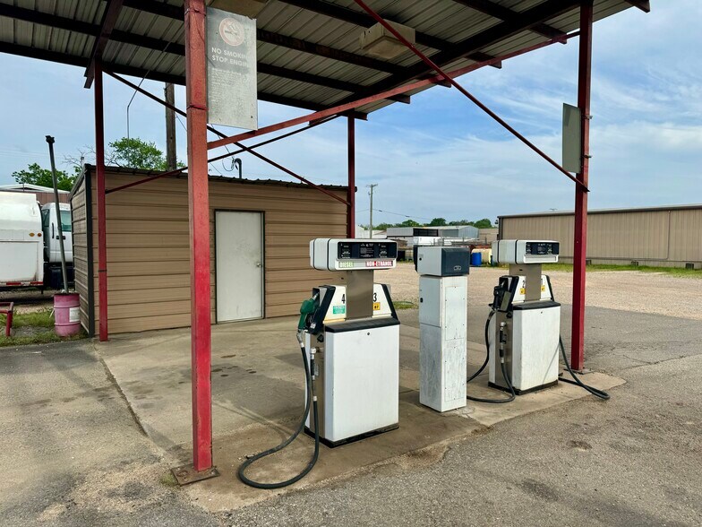 More Photos Of 1425 S Church St, Paris Freestanding For Sale