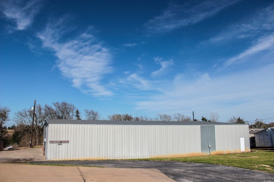 More Photos Of 1630 Highway 290 W, Brenham Showroom For Lease