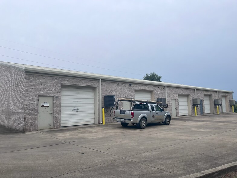 More Photos Of 246 Rockland Rd, Hendersonville Flex For Lease