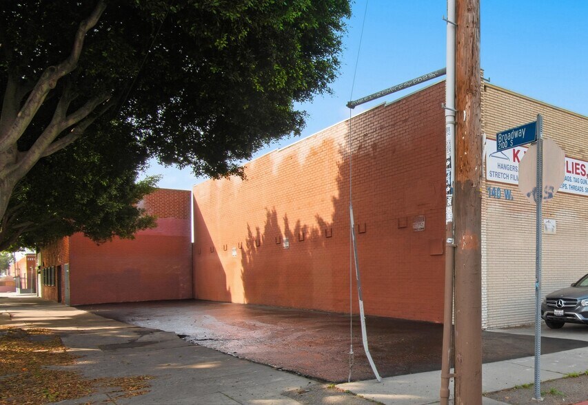 Primary Photo Of 140 W 21st St, Los Angeles Land For Sale