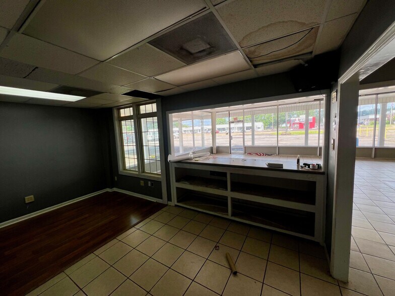 More Photos Of 504 N 2nd St, Booneville Auto Repair For Sale