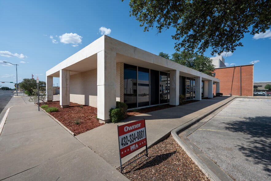 More Photos Of 132 W 7th St, Odessa Specialty For Lease