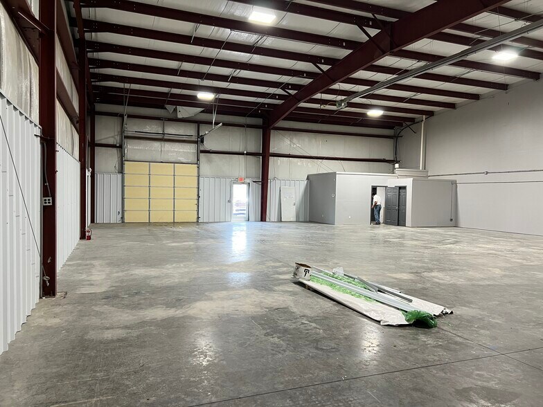 More Photos Of 1113 Alex Dr, Elizabethtown Flex For Lease