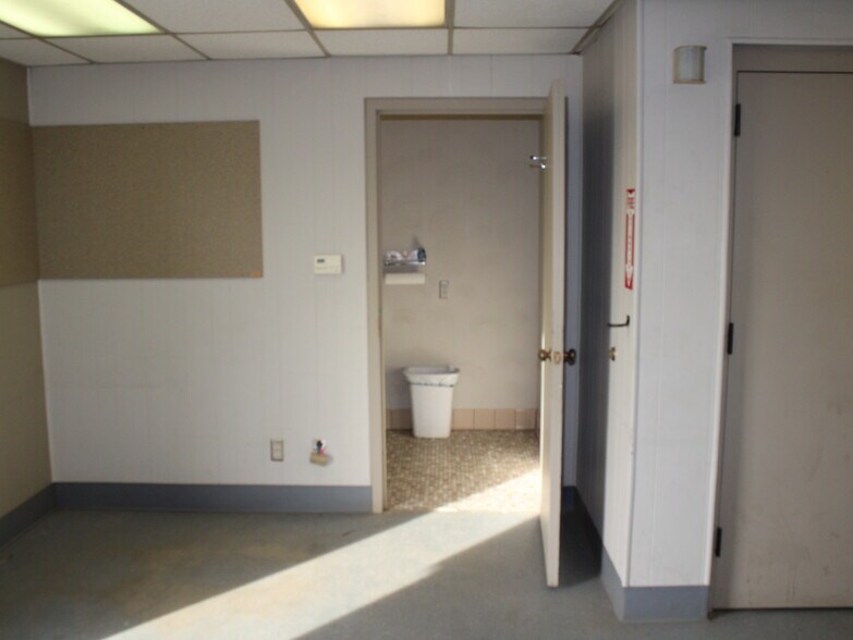 More Photos Of 683 Sullivan Dr, Fond Du Lac Warehouse For Sale