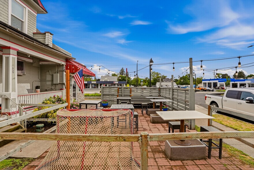 More Photos Of 2926 N Monroe St, Spokane Bar For Sale