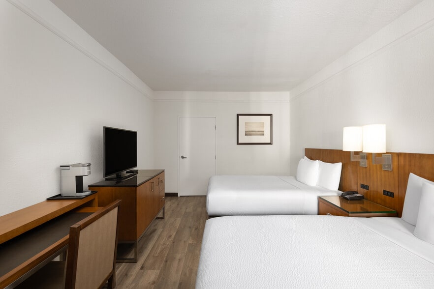 More Photos Of 631 Camino del Rio S, San Diego Hotel For Sale