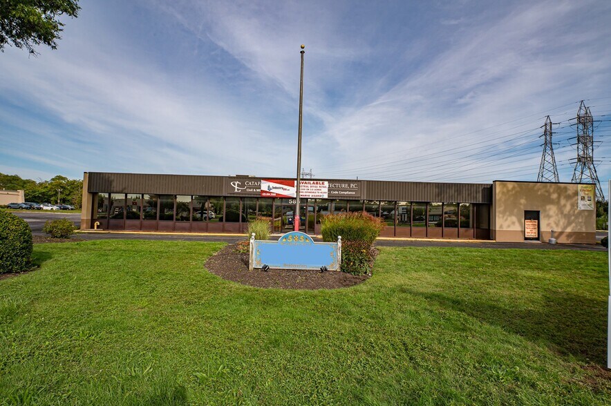 More Photos Of 585 Broadhollow Rd, Melville Warehouse For Lease