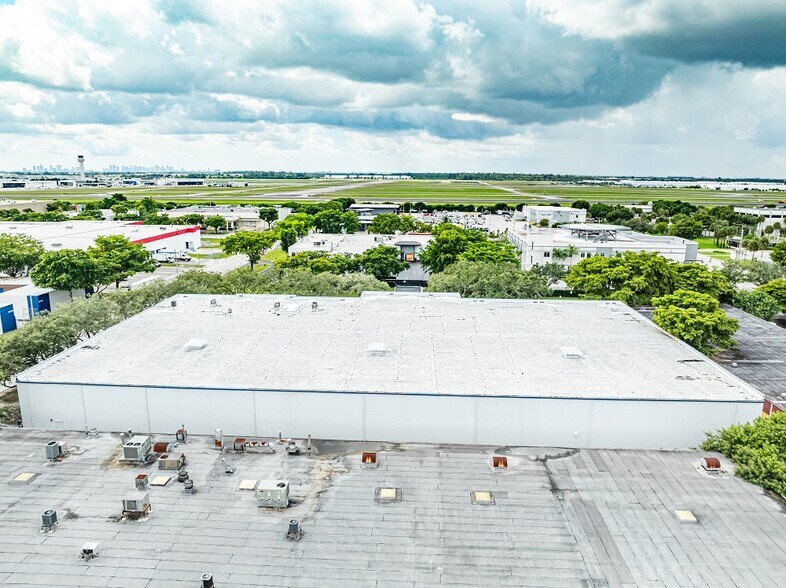 More Photos Of 4915 NW 159th St, Miami Lakes Warehouse For Lease
