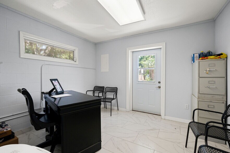 More Photos Of 6603 N Florida Ave, Tampa Veterinarian Kennel For Lease