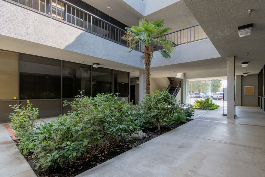 More Photos Of 5055 California Ave, Bakersfield Office For Sale