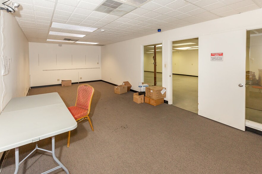 More Photos Of 8901 Washington St, Kansas City Showroom For Sale