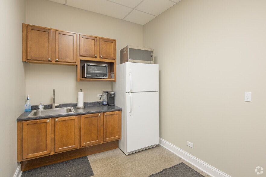 More Photos Of 1232-1280 American Way, Libertyville Medical For Lease