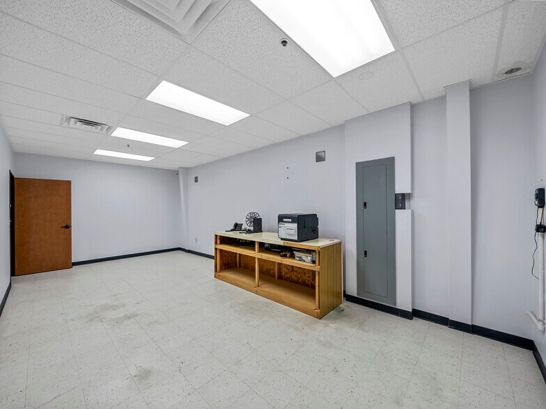 More Photos Of 10 Regency Dr, Wylie Light Distribution For Lease