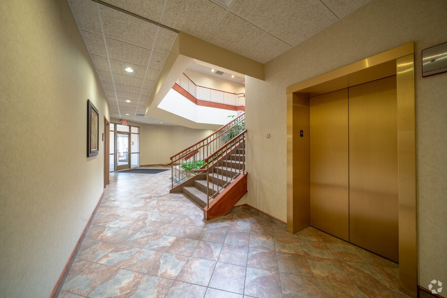 More Photos Of 670 Commerce Dr, Woodbury Unknown For Lease