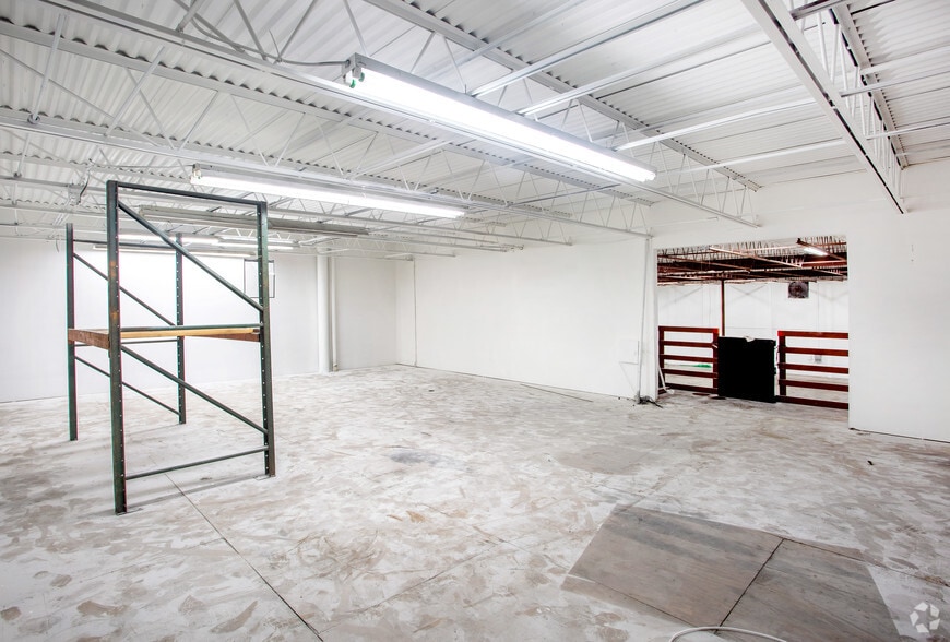 More Photos Of 12105 N 28th St, Saint Petersburg Warehouse For Lease