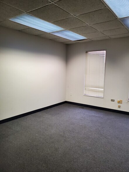 More Photos Of 17500-17516 S Carriageway Dr, Hazel Crest Office For Sale