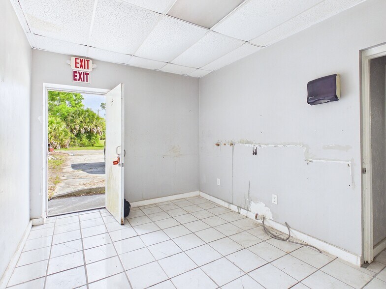 More Photos Of 705 S Byron Butler Pkwy, Perry Storefront For Sale