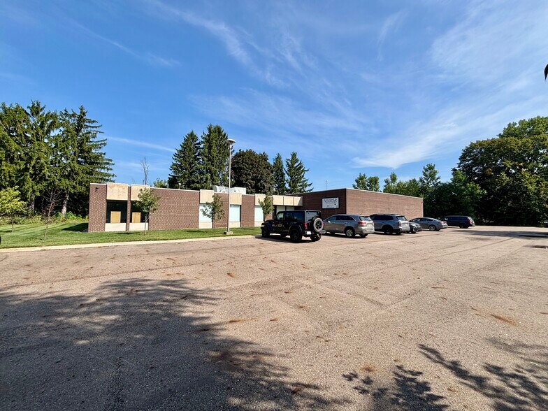 More Photos Of 1231 Roth Dr, Lansing Office For Sale