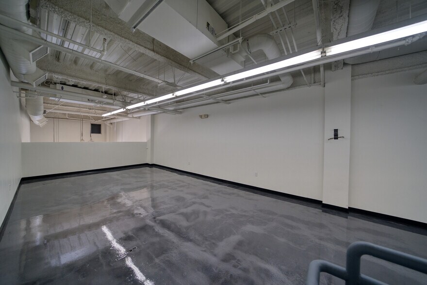 More Photos Of 747 E 10th St, Los Angeles Storefront For Sale