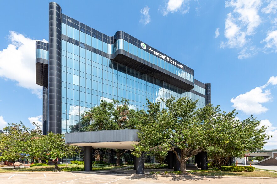 More Photos Of 11811 North Freeway, Houston Office For Lease