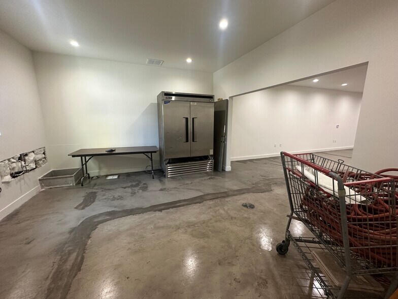 More Photos Of 11506 Oxnard St, North Hollywood Bar For Lease