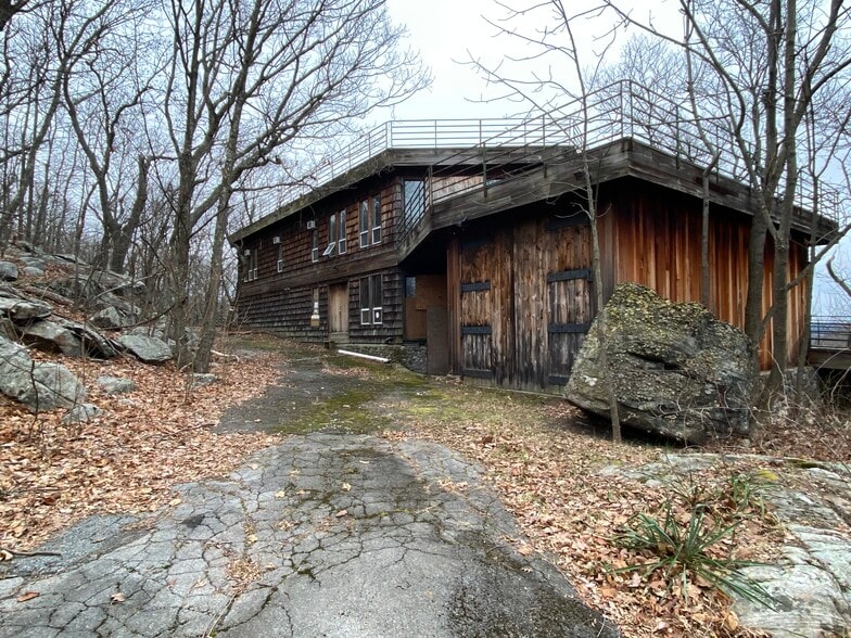 More Photos Of 60 Woods Rd, Tuxedo Park Loft Creative Space For Sale