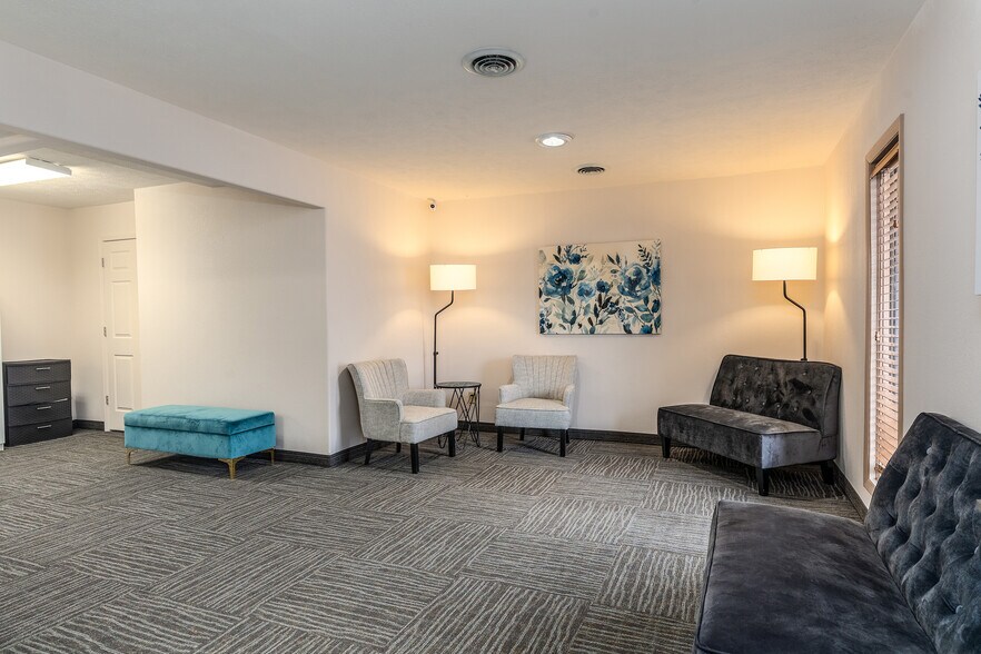 More Photos Of 808 W Prairie St, Marion Office For Sale