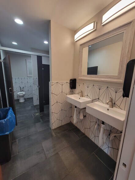 More Photos Of 2121 Corporate Square Blvd, Jacksonville Office For Lease