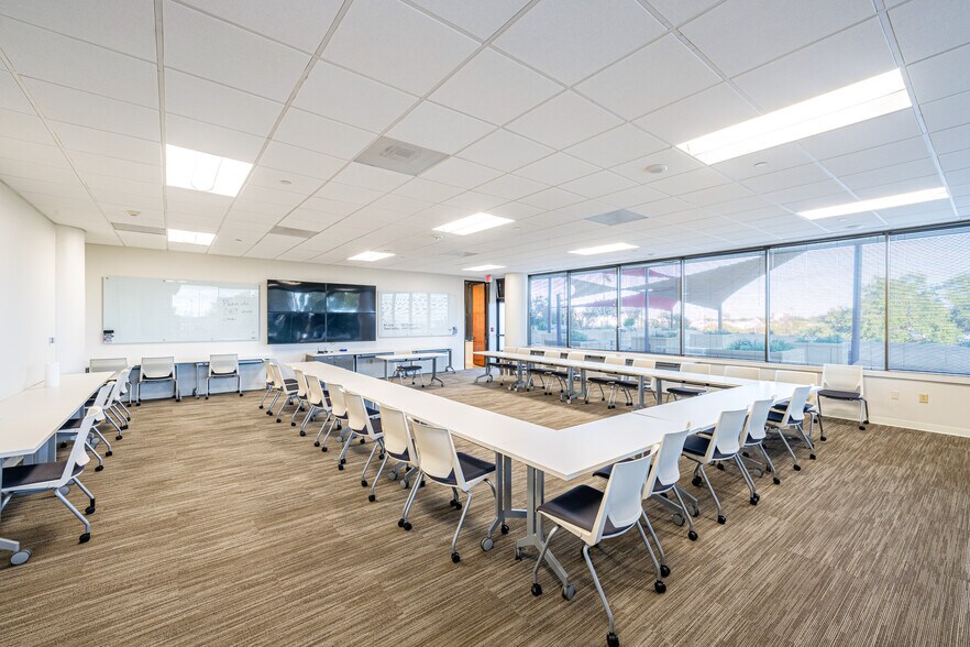 More Photos Of 601 NW Loop 410, San Antonio Office For Lease