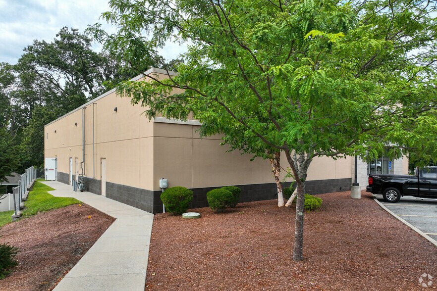 More Photos Of 435 Winthrop Ave, Lawrence Freestanding For Lease