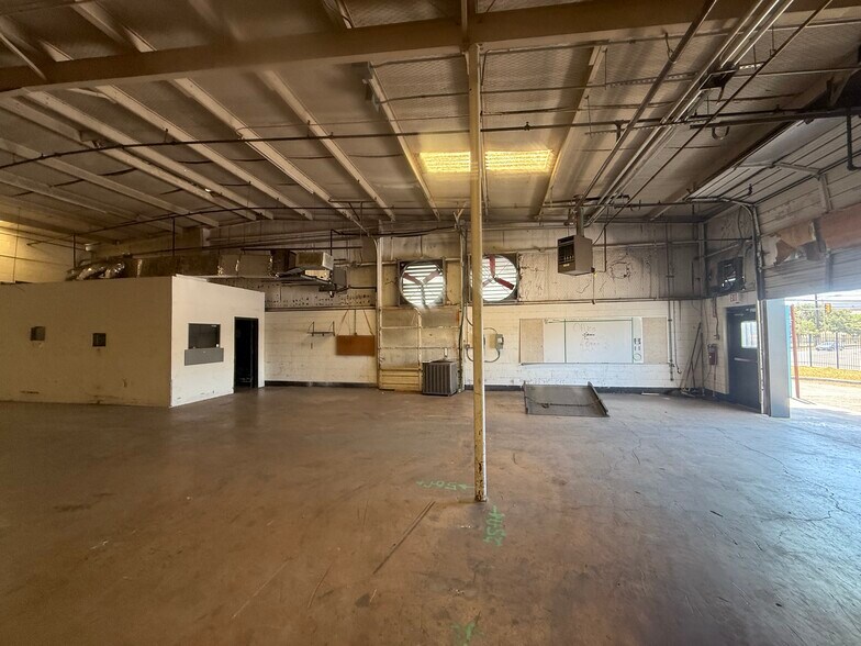 More Photos Of 911 N Frio St, San Antonio Manufacturing For Lease