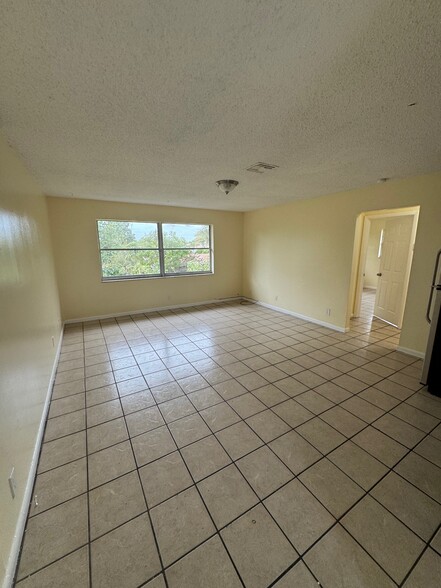 More Photos Of 927 S Pine St, Lake Worth Apartments For Sale
