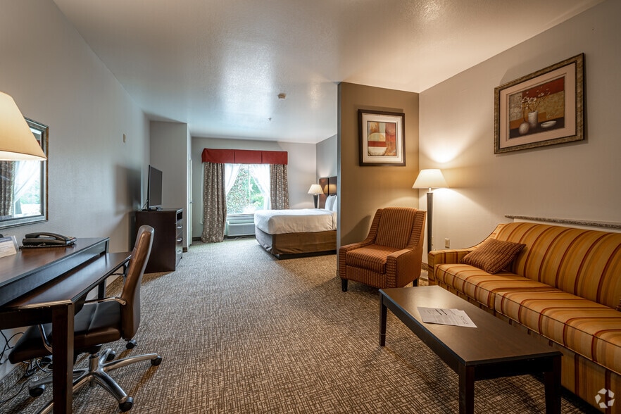 More Photos Of 5100 7th St, Bay City Hotel For Sale