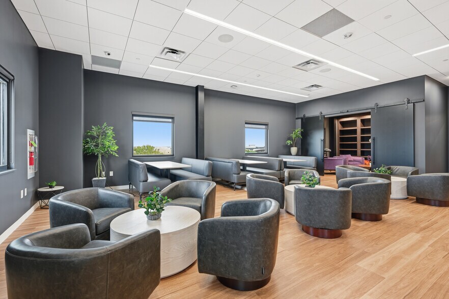 More Photos Of 15505 Wright Brothers Dr, Addison Office For Lease