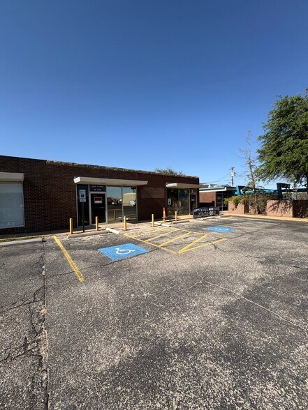 More Photos Of 2504 W Ohio Ave, Midland Flex For Sale