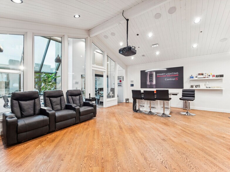 More Photos Of 175 W Beaver Creek Rd, Richmond Hill Light Distribution For Sale