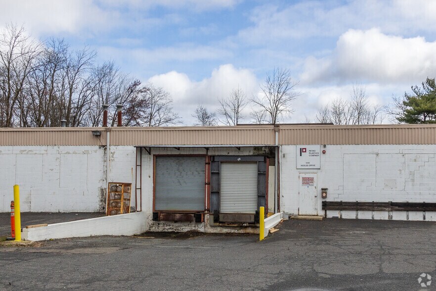 More Photos Of 400-450 Swenson Dr, Kenilworth Warehouse For Sale
