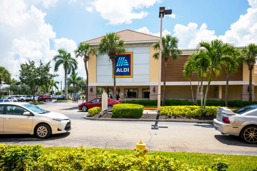 More Photos Of 8951 Bonita Beach Rd SE, Bonita Springs Restaurant For Lease