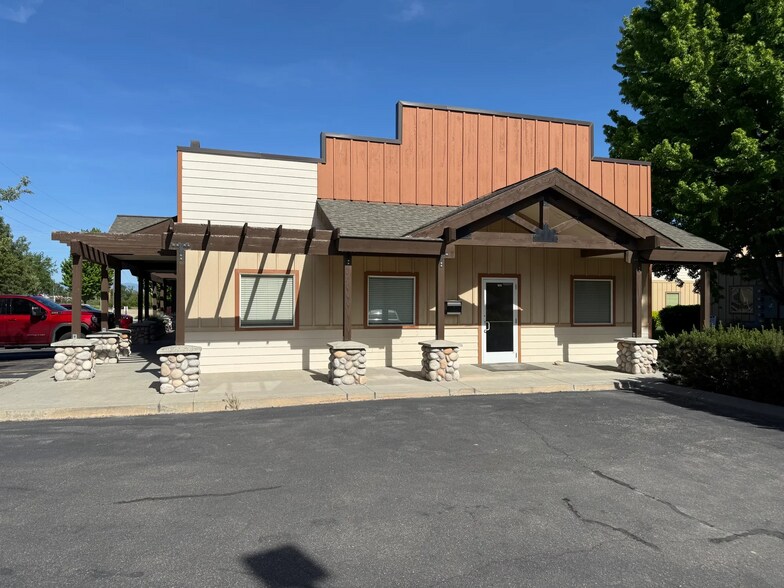 More Photos Of 412 S King Ave, Middleton General Retail For Sale