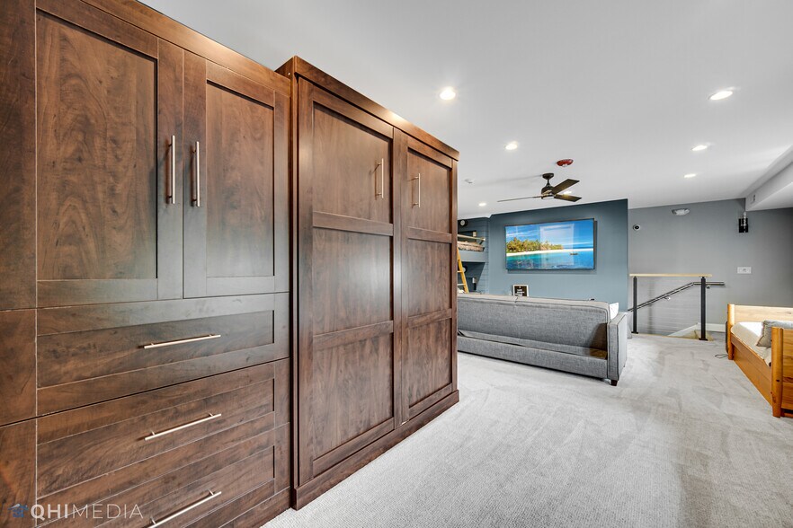 More Photos Of 2108-2260 Ferry Rd, Naperville Showroom For Sale