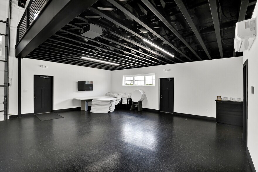 More Photos Of 17725 Motor District Cir, Carmel Showroom For Sale