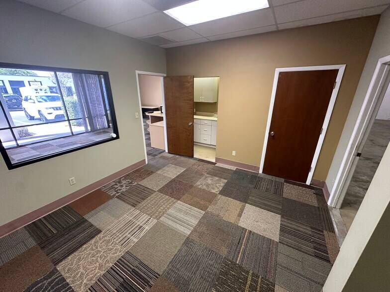 More Photos Of 9225 Ulmerton Rd, Largo Light Manufacturing For Sale