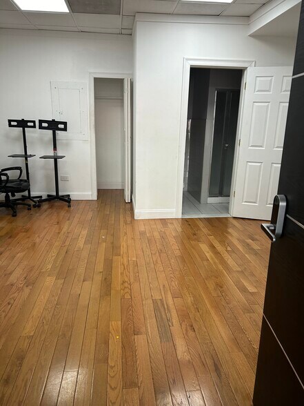 More Photos Of 5104 31st Ave, Woodside Office For Lease