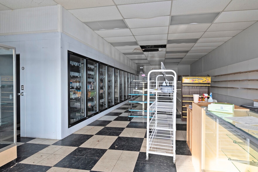 More Photos Of 930 SE Pioneer Way, Oak Harbor General Retail For Sale