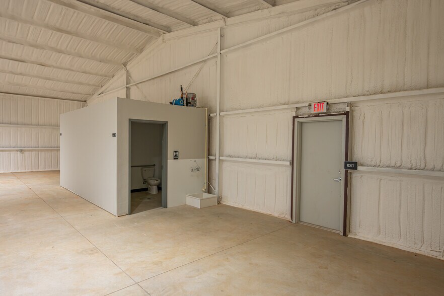 More Photos Of 8610 N Classen Blvd, Oklahoma City Warehouse For Lease