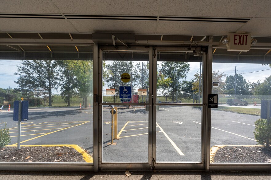 More Photos Of 9719 Olive Blvd, Olivette Freestanding For Lease