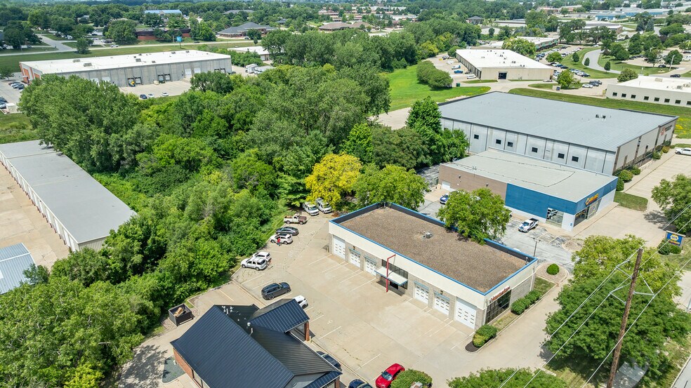 More Photos Of 2660 100th St, Urbandale Service For Sale