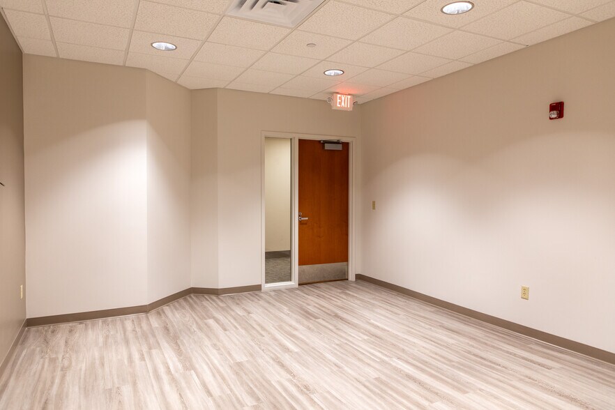 More Photos Of 16909 Lakeside Hills Ct, Omaha Medical For Lease