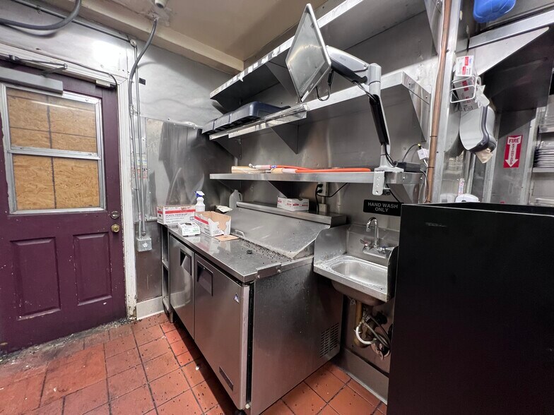 More Photos Of 10975 Weyburn Ave, Los Angeles Restaurant For Lease